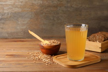 Ahşap arka planda bir bardak taze kvass.