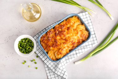 Hafif arka planda patates güveci ve fırın yemeği.