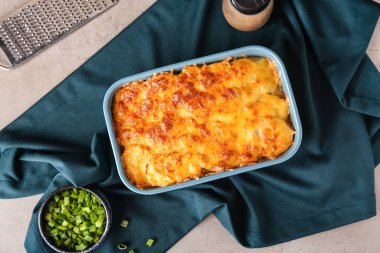 Hafif arka planda patates güveci ve fırın yemeği.