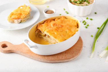 Hafif arka planda patates güveci ve fırın yemeği.