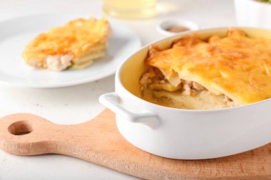 Hafif arka planda lezzetli patates güveci olan fırın yemeği, yakın plan.