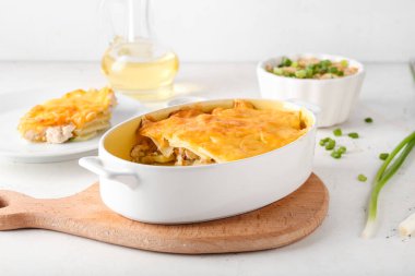 Hafif arka planda patates güveci ve fırın yemeği.