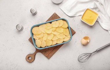 Hafif arka planda fırında patates güveci hazırlıyorum.