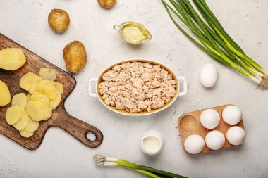 Hafif arka planda fırında patates güveci hazırlıyorum.