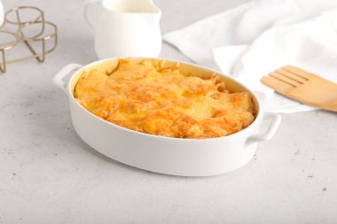 Hafif arka planda patates güveci ve fırın yemeği.