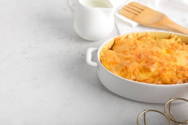 Hafif arka planda patates güveci ve fırın yemeği.