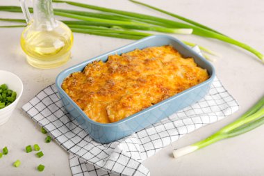 Hafif arka planda patates güveci ve fırın yemeği.