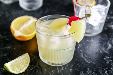 Koyu arkaplanda bir bardak Mai Tai kokteyli.