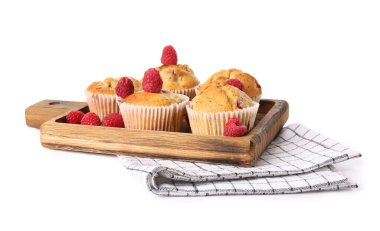 Beyaz arka planda lezzetli ahududu kekleri olan tahta