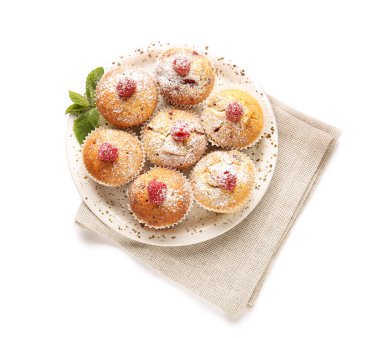 Beyaz arka planda lezzetli ahududulu kekler.