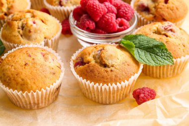 Parşömen üzerinde lezzetli ahududulu kekler, yakın plan.