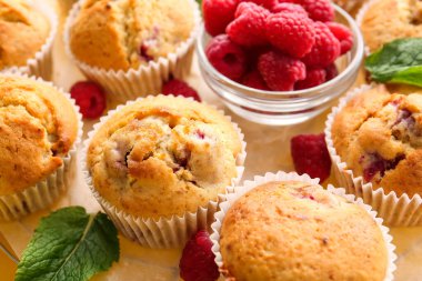 Lezzetli ahududulu kekler masada, yakın plan.