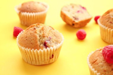 Renkli arkaplanda lezzetli ahududu kekleri, yakın plan.