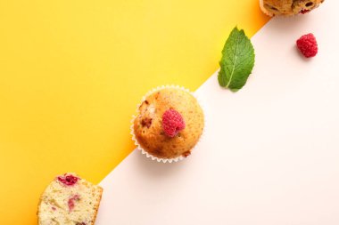 Renkli ahududu kekleri