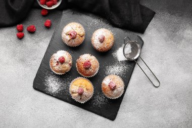 Lezzetli ahududulu çörekler masada.