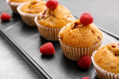 Hafif arka planda lezzetli ahududu kekleri olan tahta, yakın plan.