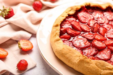 Açık arkaplanda lezzetli çilekli turta, yakın plan.