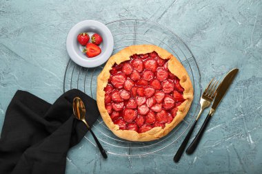 Renkli arkaplanda lezzetli çilekli turta