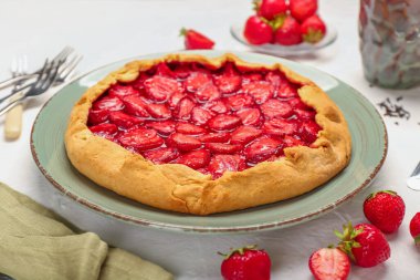 Masada lezzetli çilekli turta tabağı.