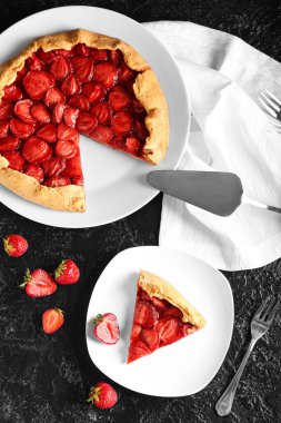 Koyu arkaplanda lezzetli çilekli turta ile kompozisyon