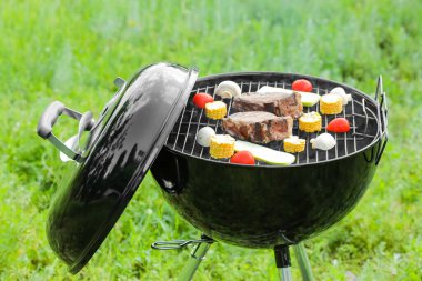 Lezzetli biftek ve sebzeli ızgara.