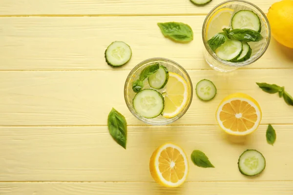Bicchieri Con Limonata Cetriolo Sfondo Colore — Foto Stock