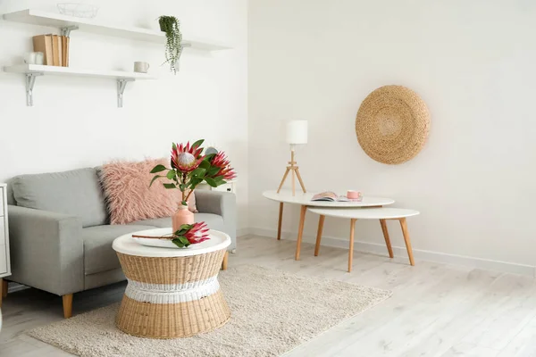 Interieur Van Moderne Kamer Met Sofa Protea Bloemen Tafel — Stockfoto