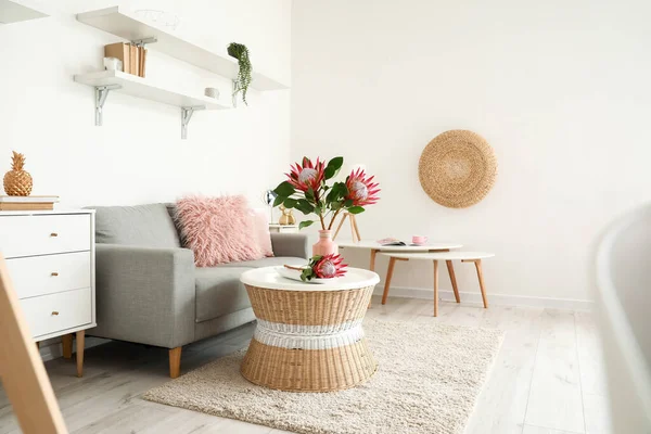 Interior Habitación Moderna Con Sofá Flores Protea Mesa — Foto de Stock