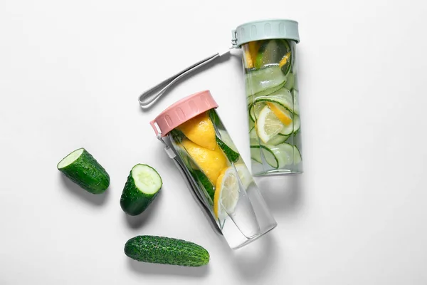 Flaskor Med Gurka Lemonad Vit Bakgrund — Stockfoto