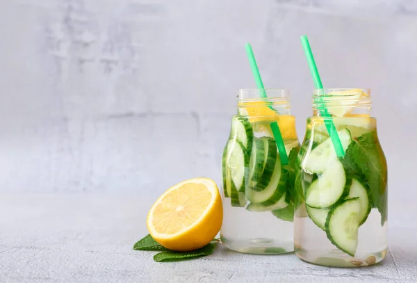 Botellas Con Limonada Pepino Sobre Fondo Claro —  Fotos de Stock