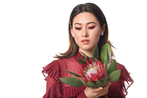 Beyaz Arka Planda Protea Çiçeği Olan Güzel Genç Bir Kadın — Stok fotoğraf