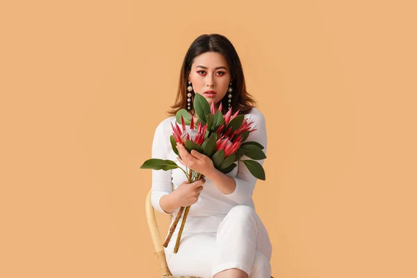 Belle Jeune Femme Avec Des Fleurs Protéa Assis Sur Chaise — Photo