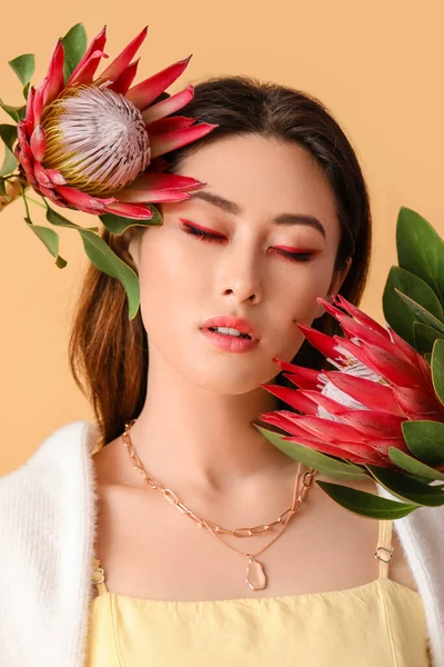 Gyönyörű Fiatal Protea Virágok Színes Háttér — Stock Fotó