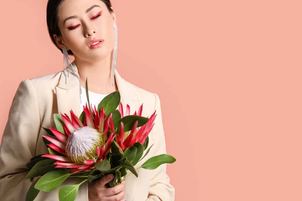 Hermosa Mujer Joven Con Flores Protea Sobre Fondo Color —  Fotos de Stock