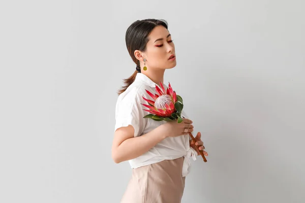 Hermosa Mujer Joven Con Flor Protea Sobre Fondo Claro —  Fotos de Stock