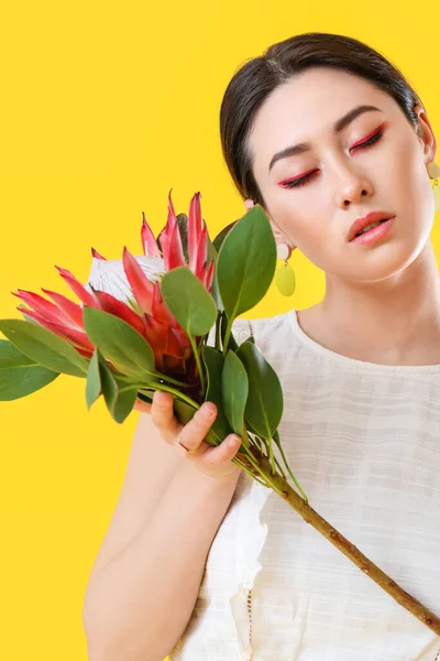 Schöne Junge Frau Mit Protea Blume Auf Farbigem Hintergrund — Stockfoto