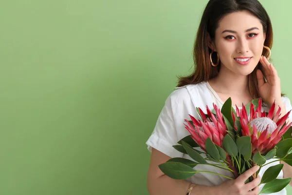 Belle Jeune Femme Avec Des Fleurs Protéa Sur Fond Couleur — Photo