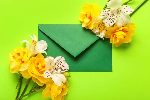 Sammansättning Med Vackra Blommor Och Kuvert Färg Bakgrund — Stockfoto