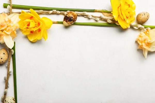 Güzel Narsisli Çiçekler Bıldırcın Yumurtaları Hafif Arka Planda Söğüt — Stok fotoğraf