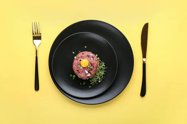 Plate Tasty Beef Tartare Color Background — Stock Photo, Image
