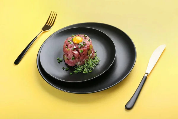 Plate Tasty Beef Tartare Color Background — Stock Photo, Image