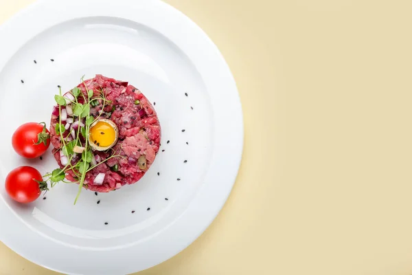 Plate Tasty Beef Tartare Color Background — Stock Photo, Image