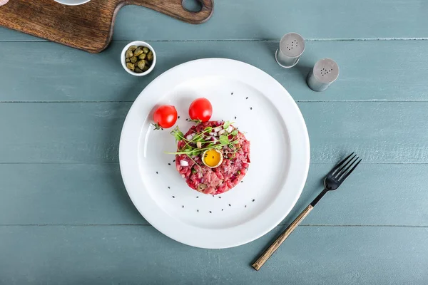 Plate Tasty Beef Tartare Color Wooden Background — Stock Photo, Image