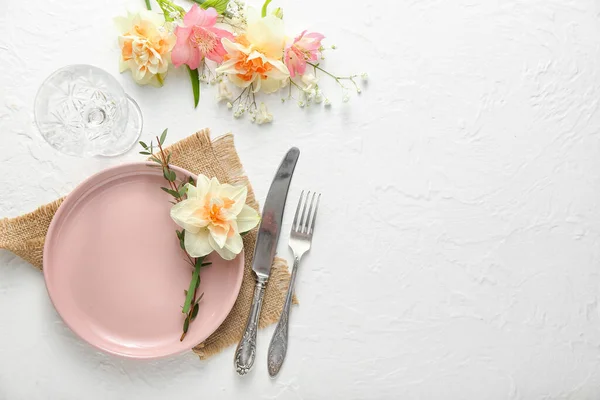 白い背景の花と美しいテーブルの設定 — ストック写真