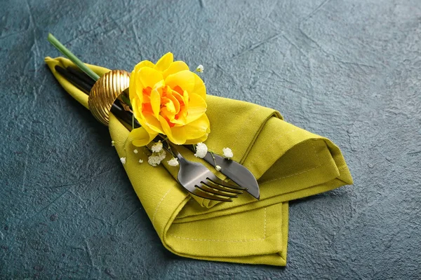 Hermosa Mesa Con Flores Narcisas Sobre Fondo Oscuro — Foto de Stock