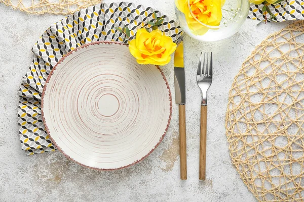 Schöne Tischdekoration Mit Narzissenblumen Auf Hellem Hintergrund — Stockfoto