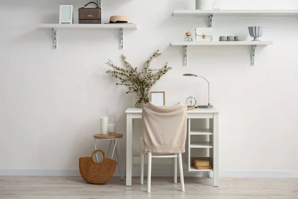 Vase Avec Belles Branches Fleurs Sur Table Dans Intérieur Élégant — Photo