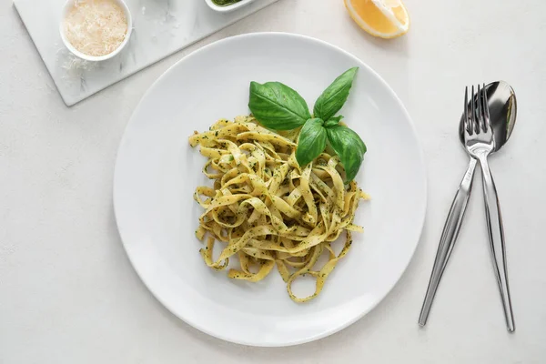 Plato Con Sabrosa Pasta Pesto Mesa — Foto de Stock