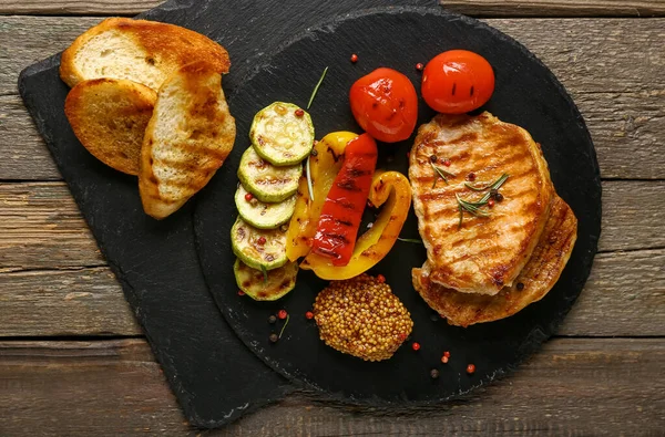 Board Tasty Grilled Vegetables Steaks Wooden Background — Stock Photo, Image
