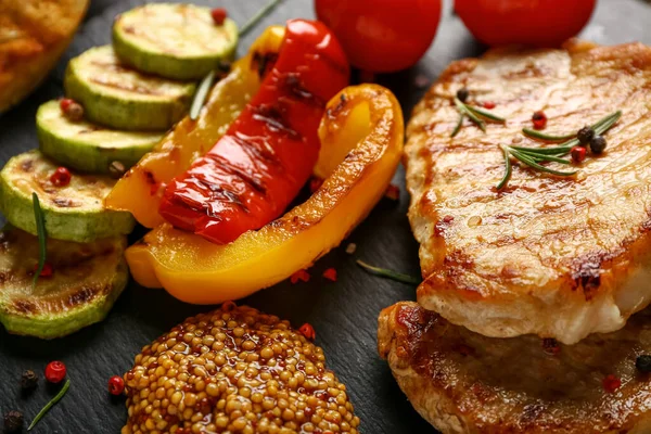 Board Tasty Grilled Vegetables Steaks Closeup — Stock Photo, Image